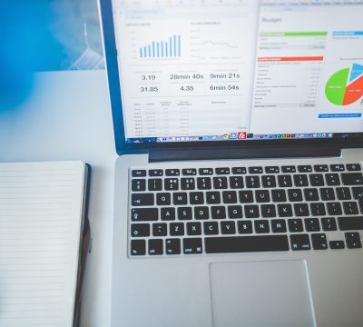 打屁股网站产品总监陈明在白板前向团队讲解产品路线图，手势自信，展现出对产品方向的清晰把握与沟通能力