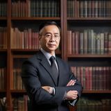 赵合规，法律合规顾问，在书架前手持文件的专业律师形象，背景为整齐的法律书籍