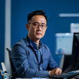 陈导航，资深互联网内容研究员，正在办公室专注工作的职业照，靛蓝色背景专业感强